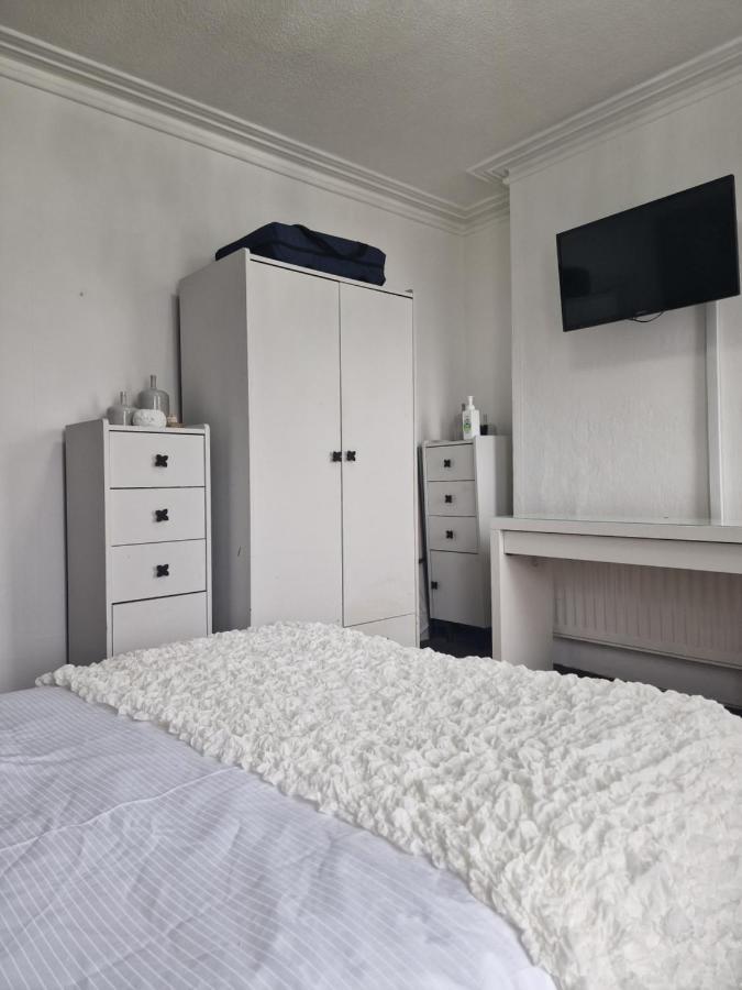 Double Rooms, Free Continental Breakfast, Pics And Full Address Sent After Booking, 2 Miles To City Centre Belfast Exterior foto